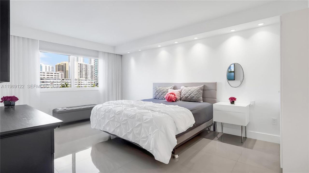 300 Bayview Dr, Unit 307, Sunny Isles Beach, FL 33160 Photo