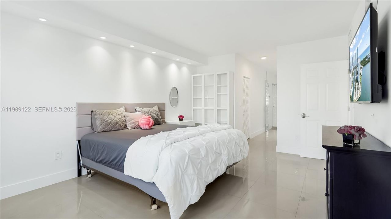 300 Bayview Dr, Unit 307, Sunny Isles Beach, FL 33160 Photo