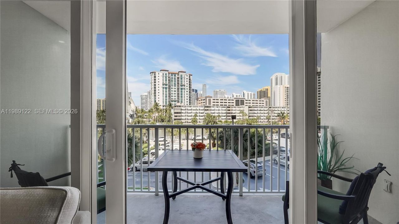 300 Bayview Dr , Unit 307, Sunny Isles Beach, FL 33160 Photo