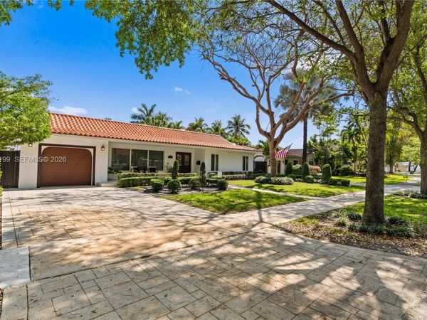 7327 Sabal Dr , Miami Lakes, FL 33014