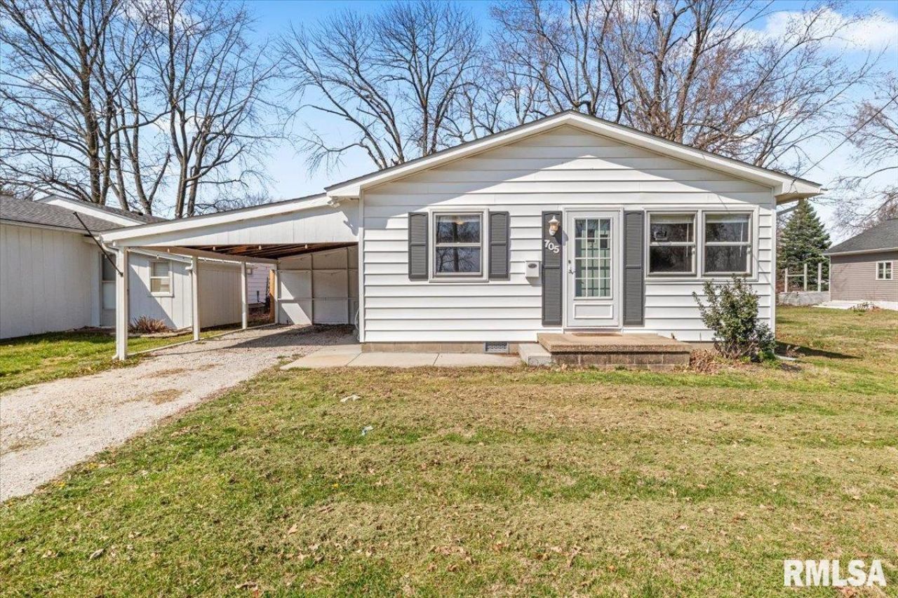 705 N Locust Street, Litchfield, IL 62056 Main Photo