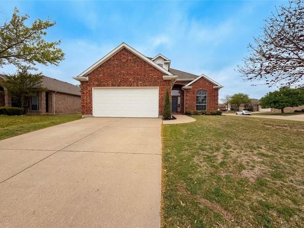 828 Pebblecreek Drive, Burleson, TX 76028