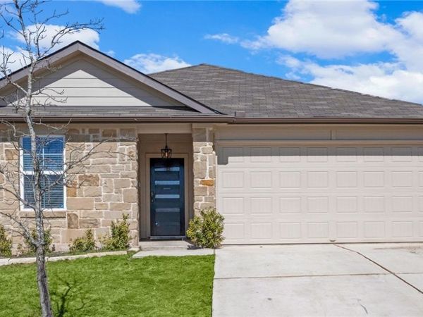 1425 London Way , Lockhart, TX 78644