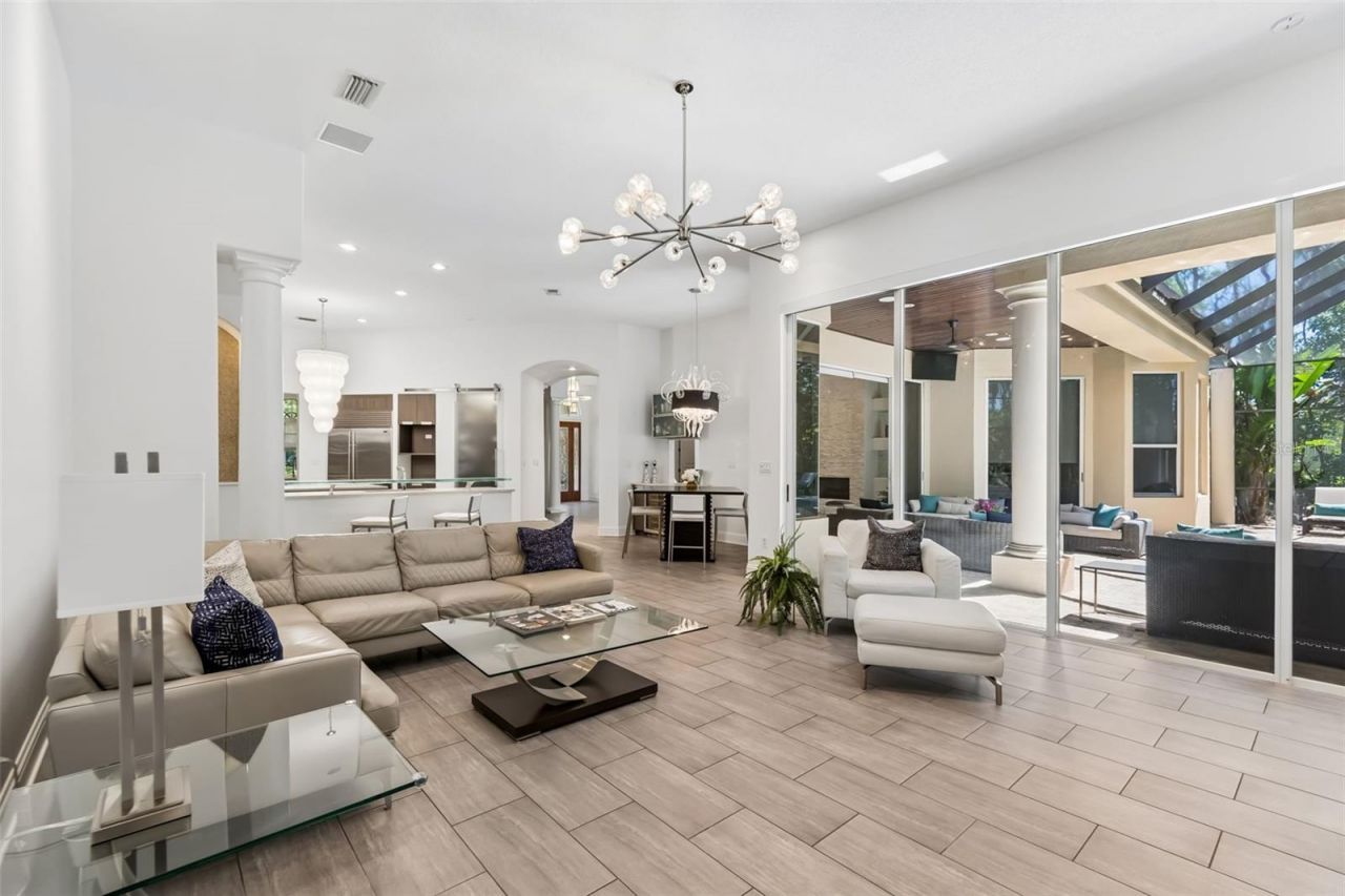 17008 Madres De Avila, Tampa, FL 33613 Photo