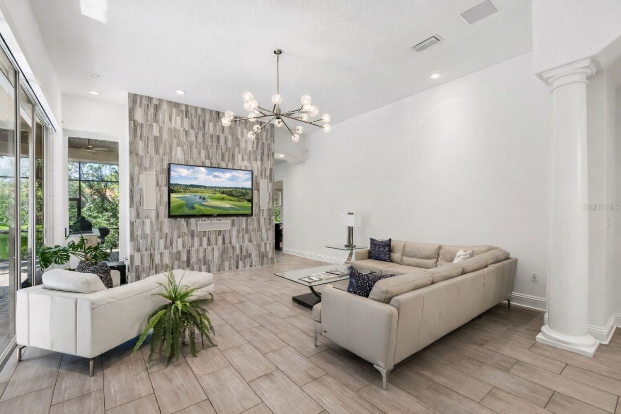 17008 Madres De Avila, Tampa, FL 33613 Photo