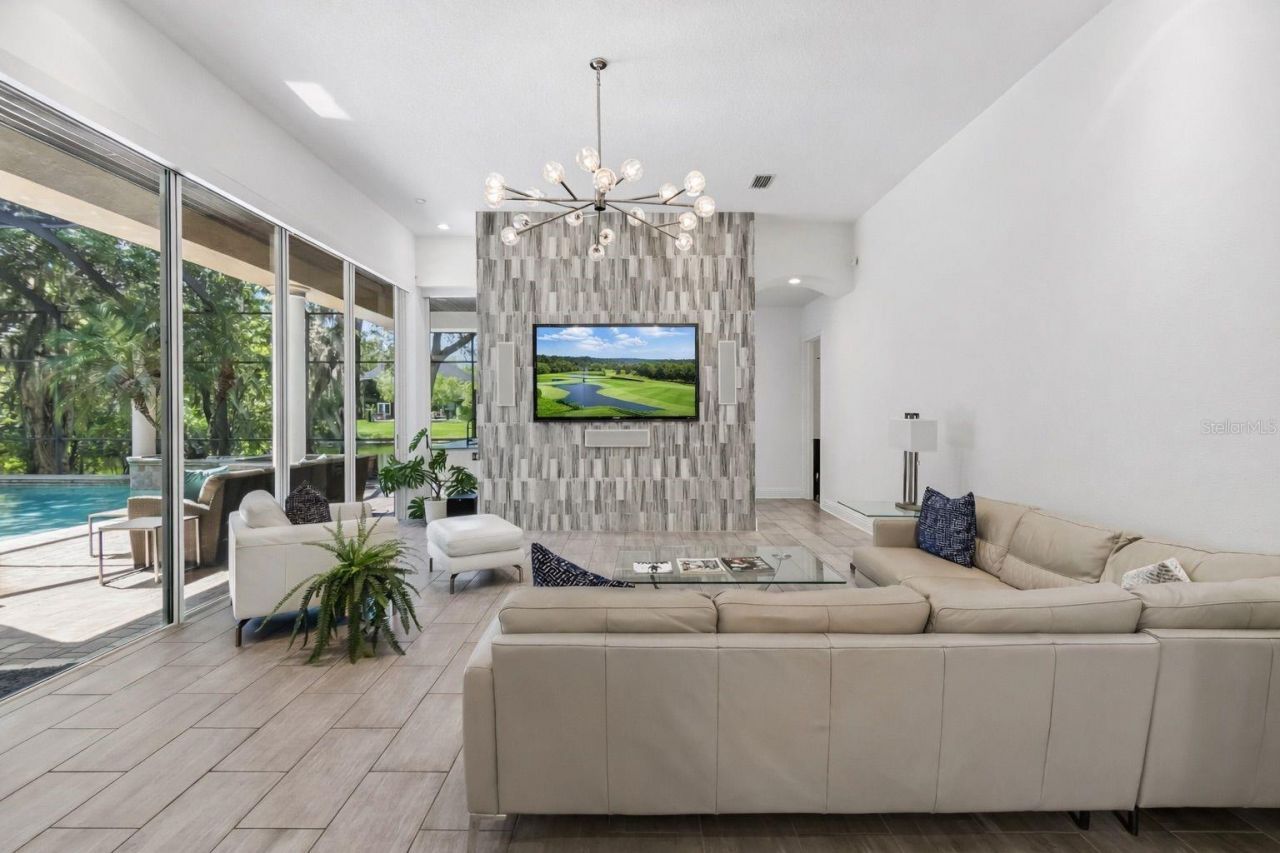 17008 Madres De Avila, Tampa, FL 33613 Photo