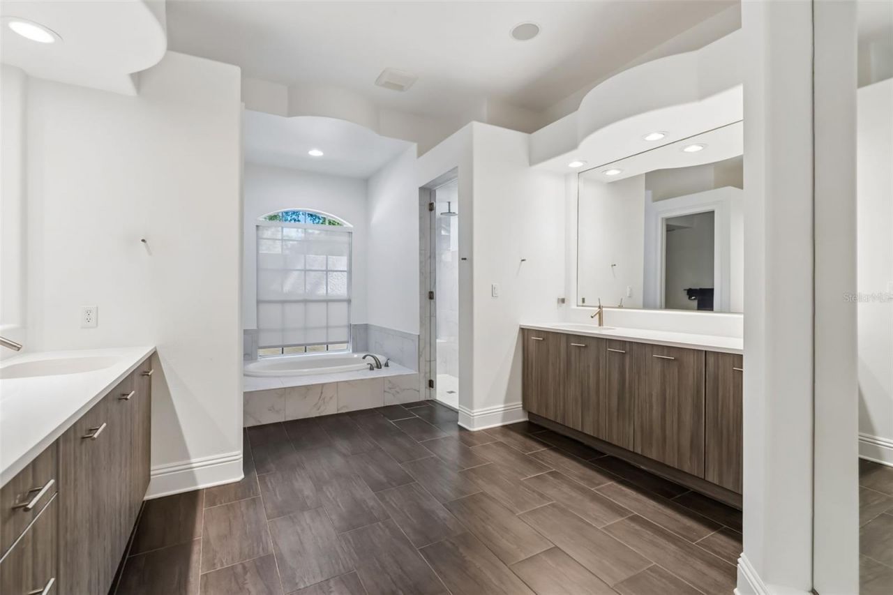 17008 Madres De Avila, Tampa, FL 33613 Photo