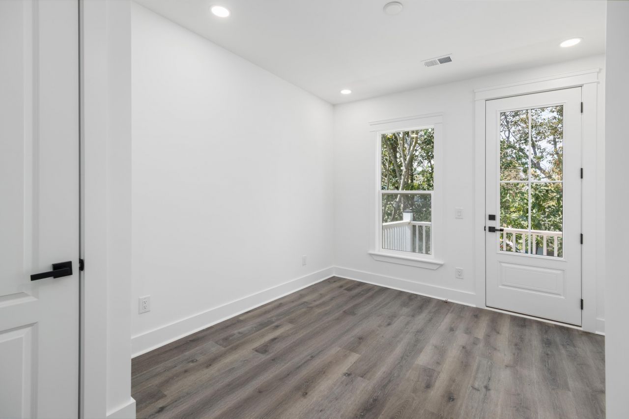 1906 Iris Street Photo 28