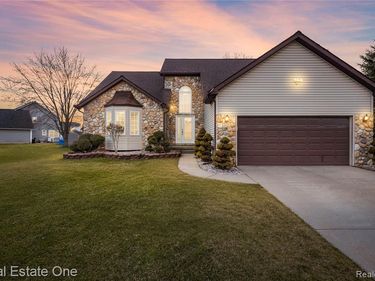 4438 Great Oaks Drive, Burton, MI 48439