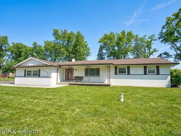 2461 N Long Lake Road, Fenton Twp, MI 48430