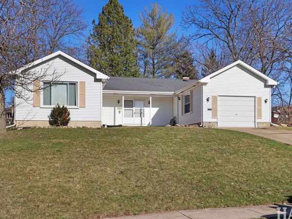 810 N Oakwood Drive , McHenry, IL 60050