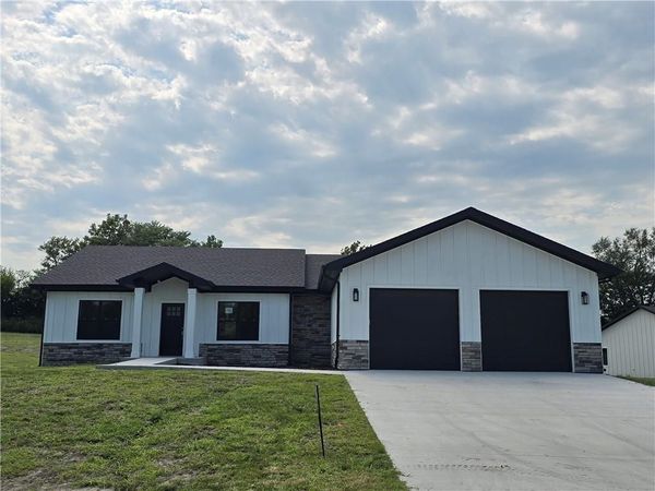 1005 George Court, Effingham, KS 66023