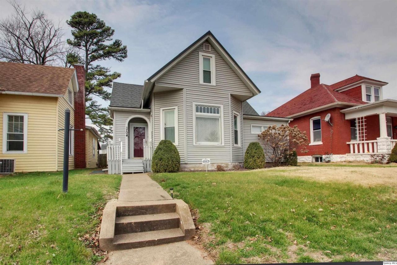 704 S 16th Street, Quincy, IL 62301 Main Photo