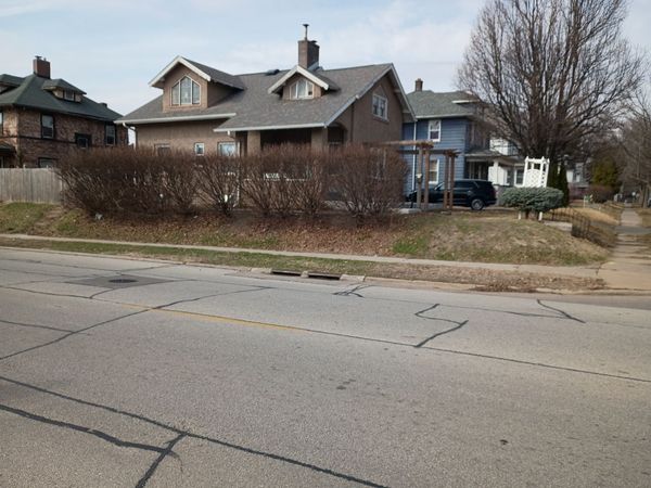 1445 10th Street , Moline, IL 61265