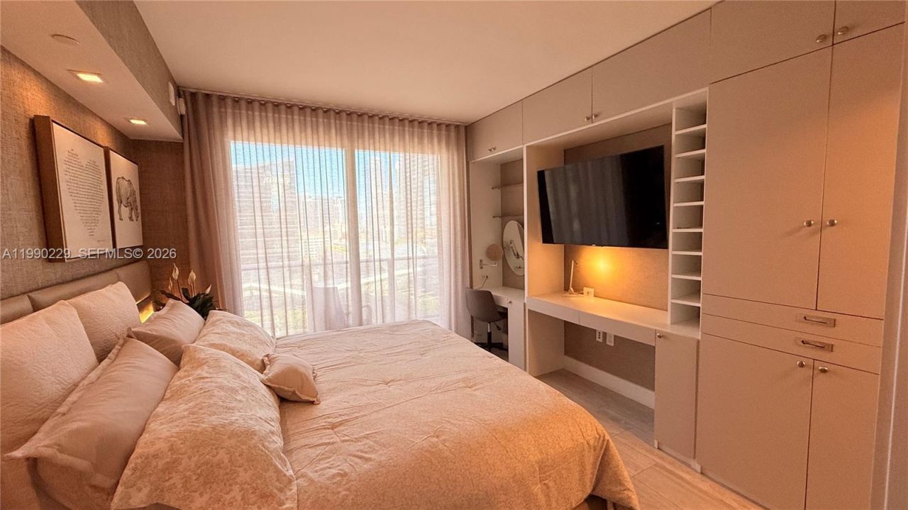45 SW 9th St, Unit 1401, Miami, FL 33130 Photo