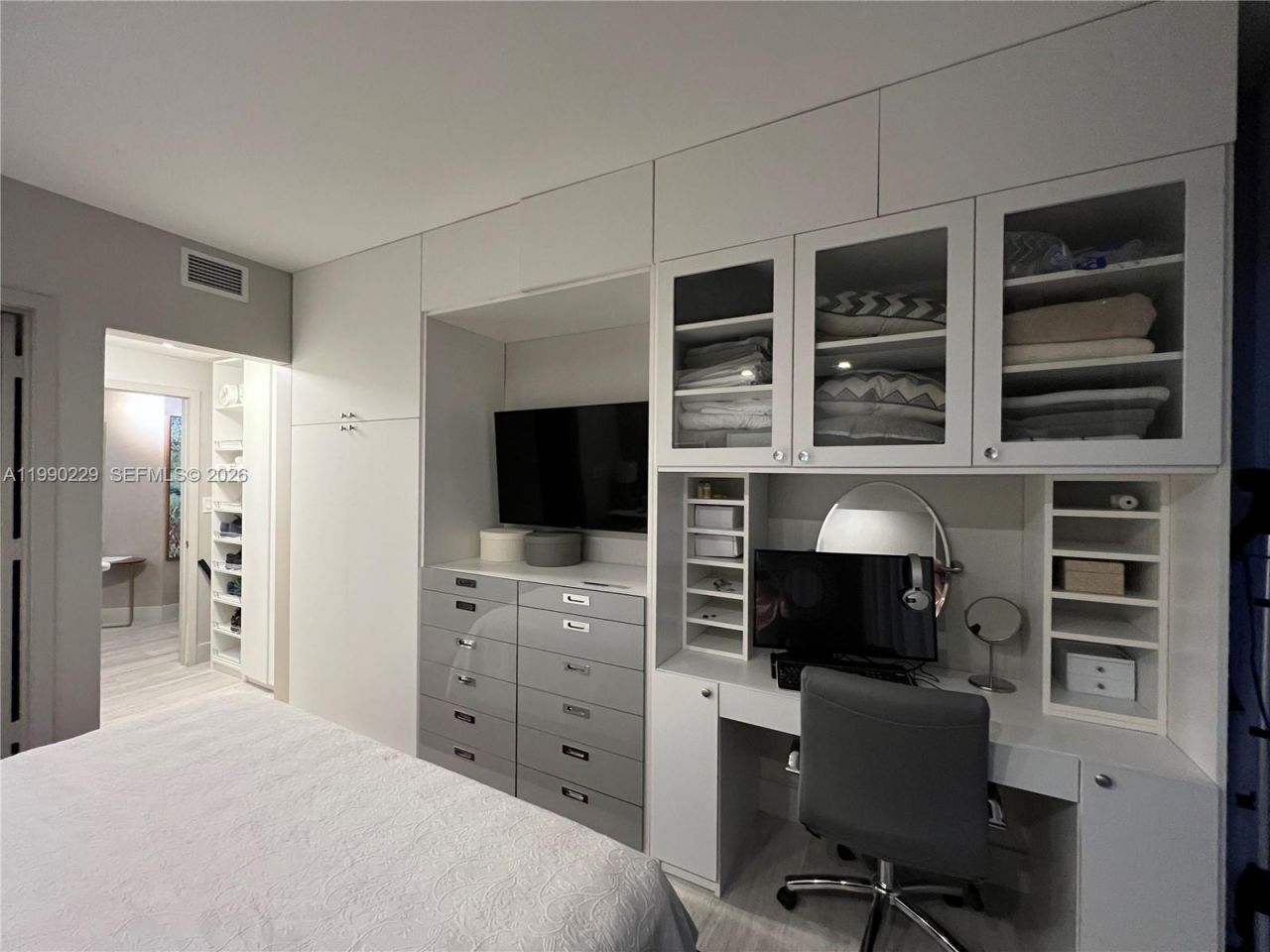45 SW 9th St, Unit 1401, Miami, FL 33130 Photo