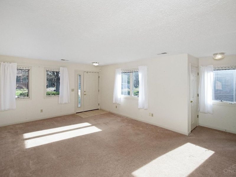 5261 N Bend, Unit 9-1, Green Township, OH 45247 Photo 3