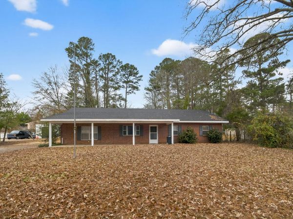 904 Pecan Ave., Philadelphia, MS 39350