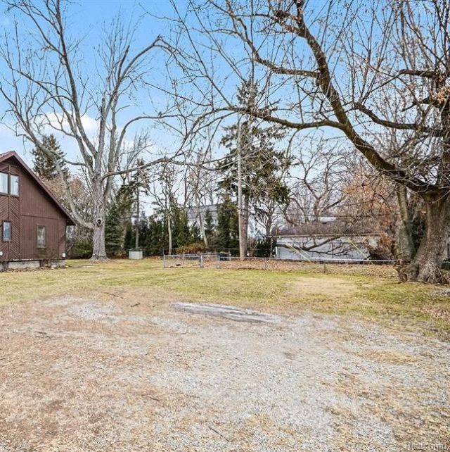 Francis St, Saint Clair Shores, MI 48082 Main Photo