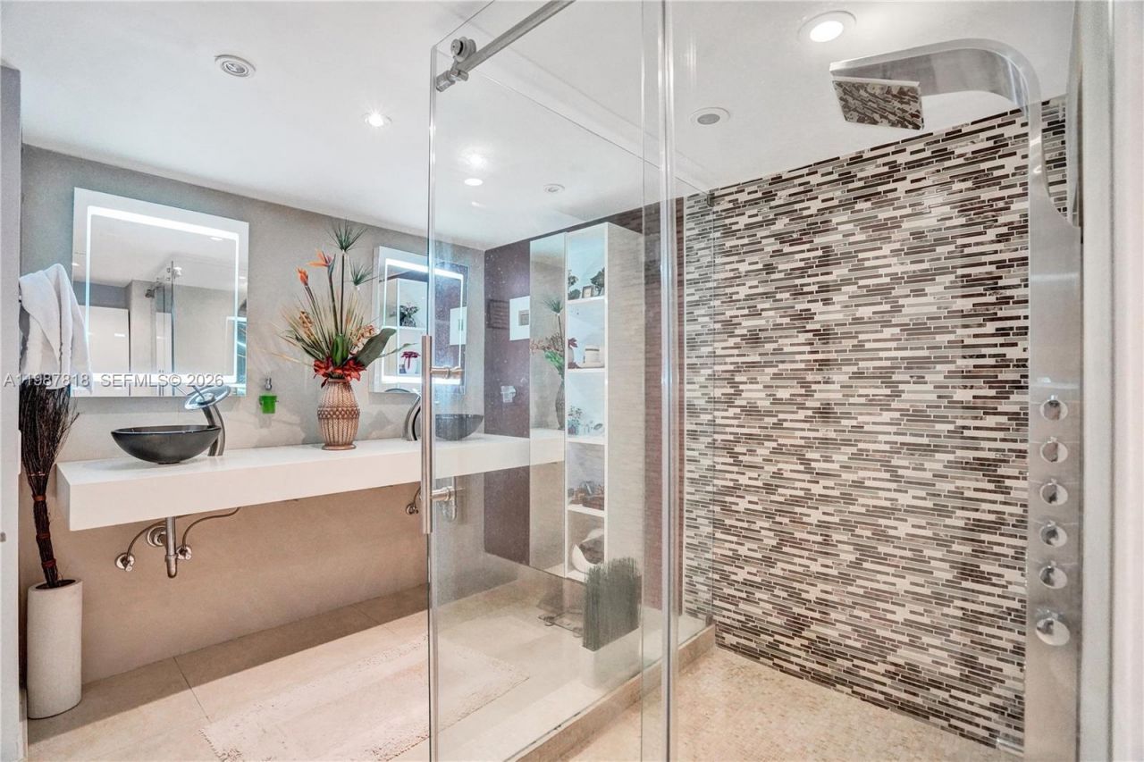 1000 Quayside Ter , Unit 1101, Miami, FL 33138 Photo