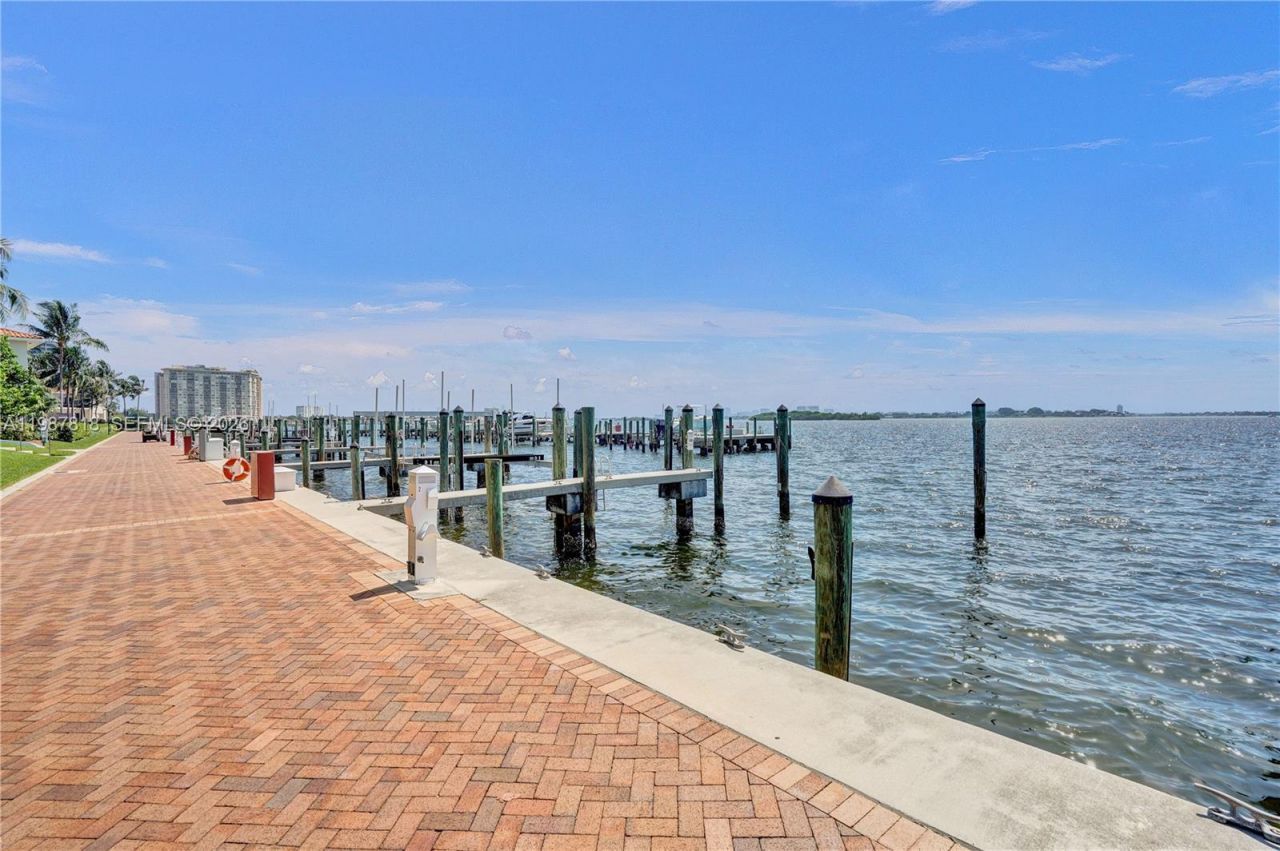 1000 Quayside Ter, Unit 1101, Miami, FL 33138 Photo