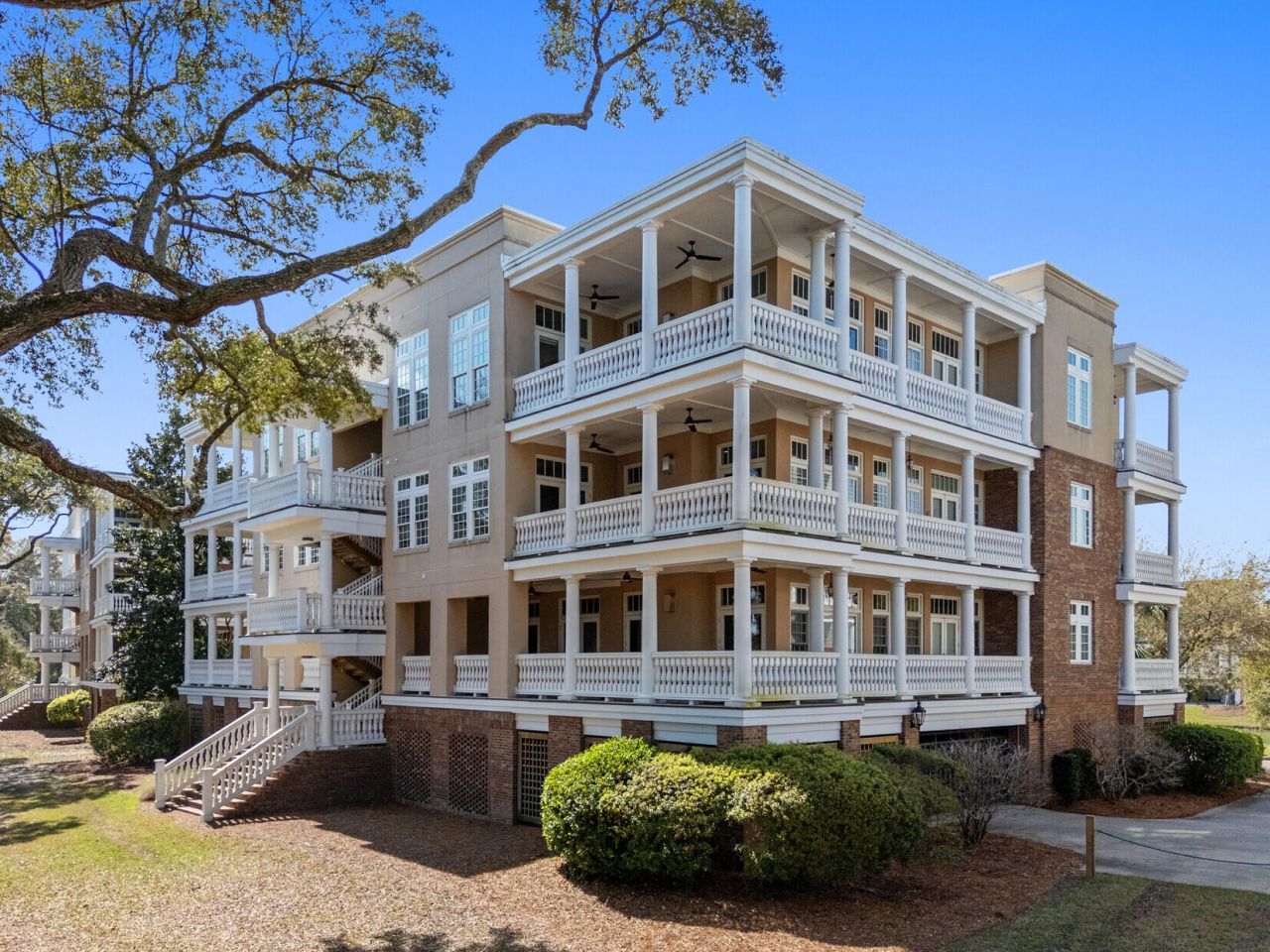 124 Fairbanks Oak Alley Photo 4