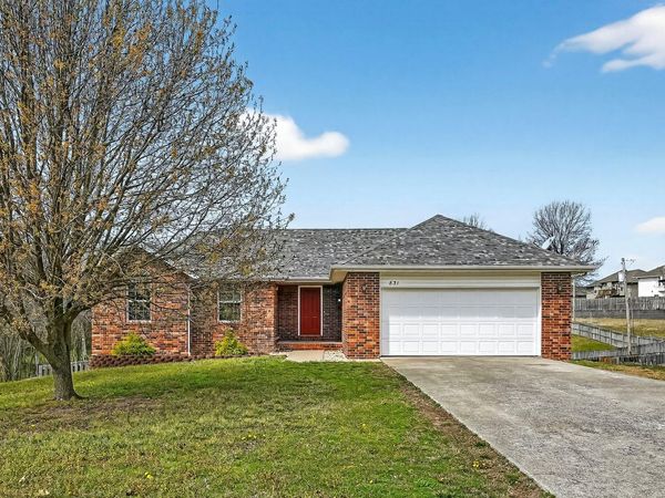 831 Pershing Street , Willard, MO 65781