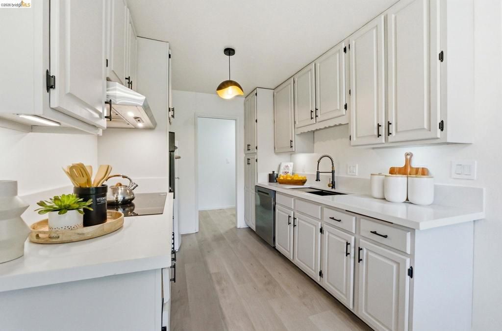 245 Montecito Ave, Unit 203, Oakland, CA 94610 Main Photo