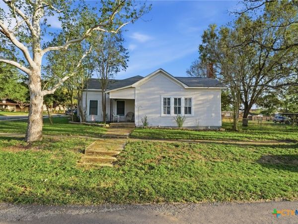 211 E 4th Street, Nixon, TX 78140