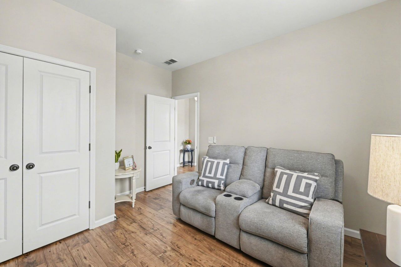 205 Angelica Avenue Photo 15