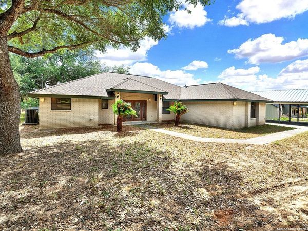 902 Eagle Creek Dr., Floresville, TX 78114