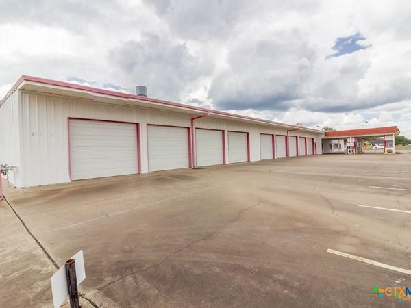 1301 N East Street , Victoria, TX 77901