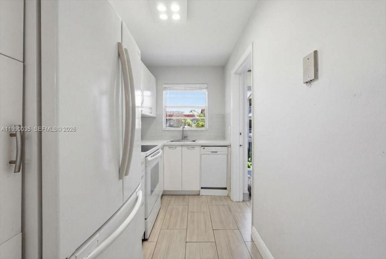 581 Blue Heron Dr, Unit 205-B, Hallandale Beach, FL 33009 Photo