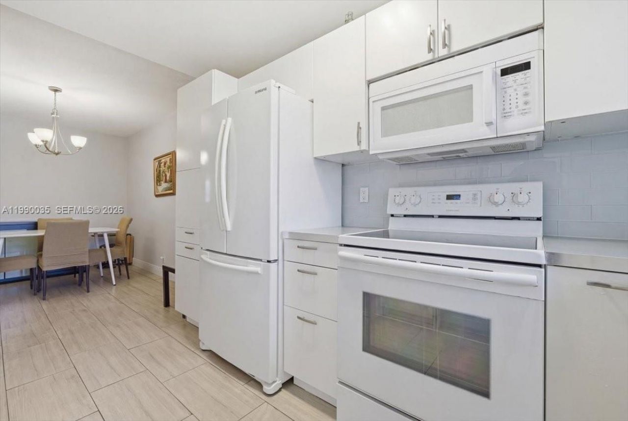 581 Blue Heron Dr, Unit 205-B, Hallandale Beach, FL 33009 Photo