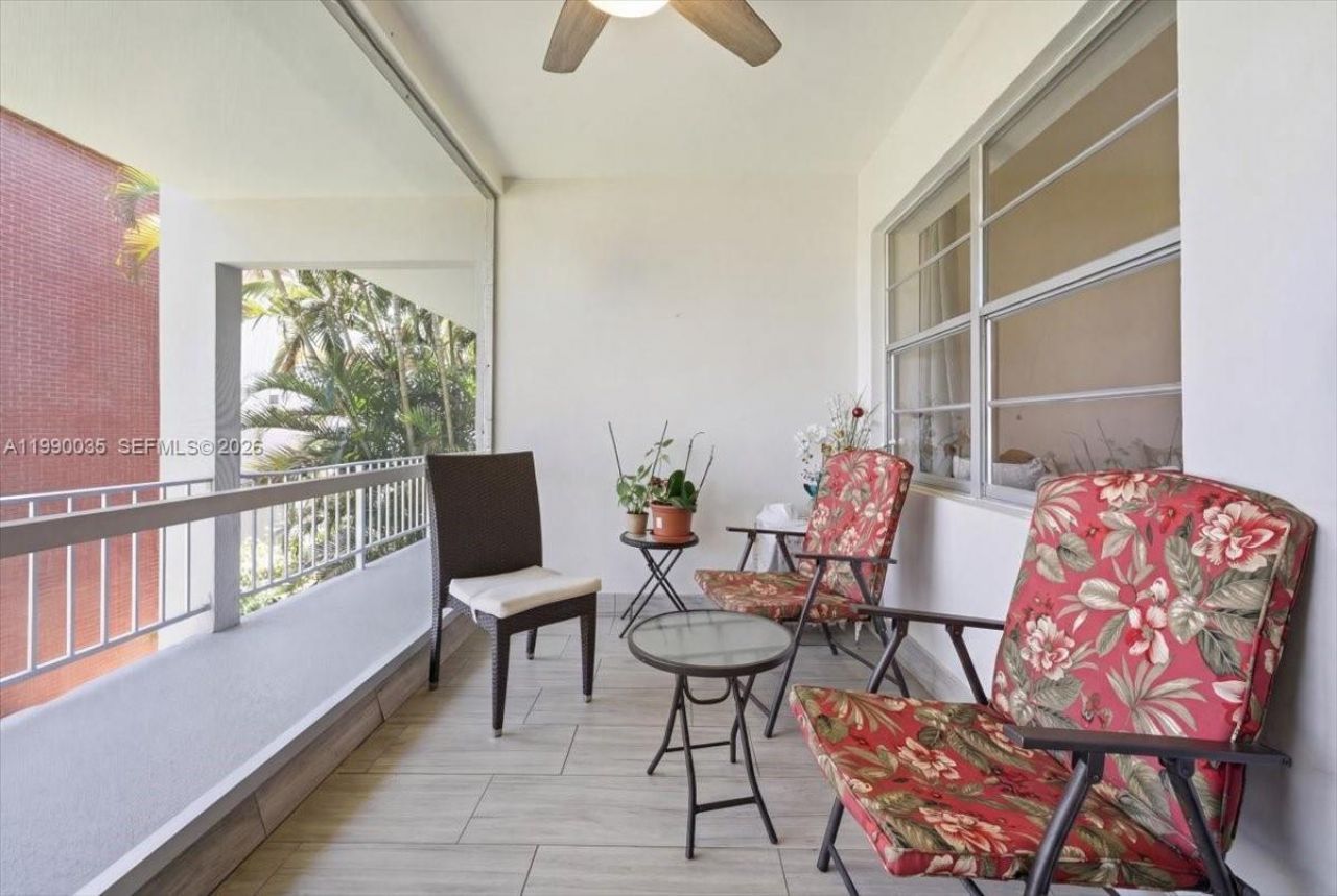 581 Blue Heron Dr, Unit 205-B, Hallandale Beach, FL 33009 Photo