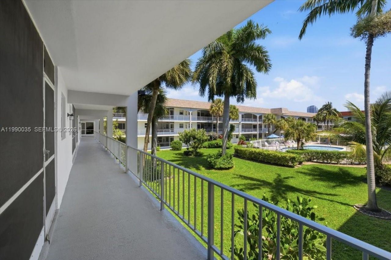 581 Blue Heron Dr, Unit 205-B, Hallandale Beach, FL 33009 Photo