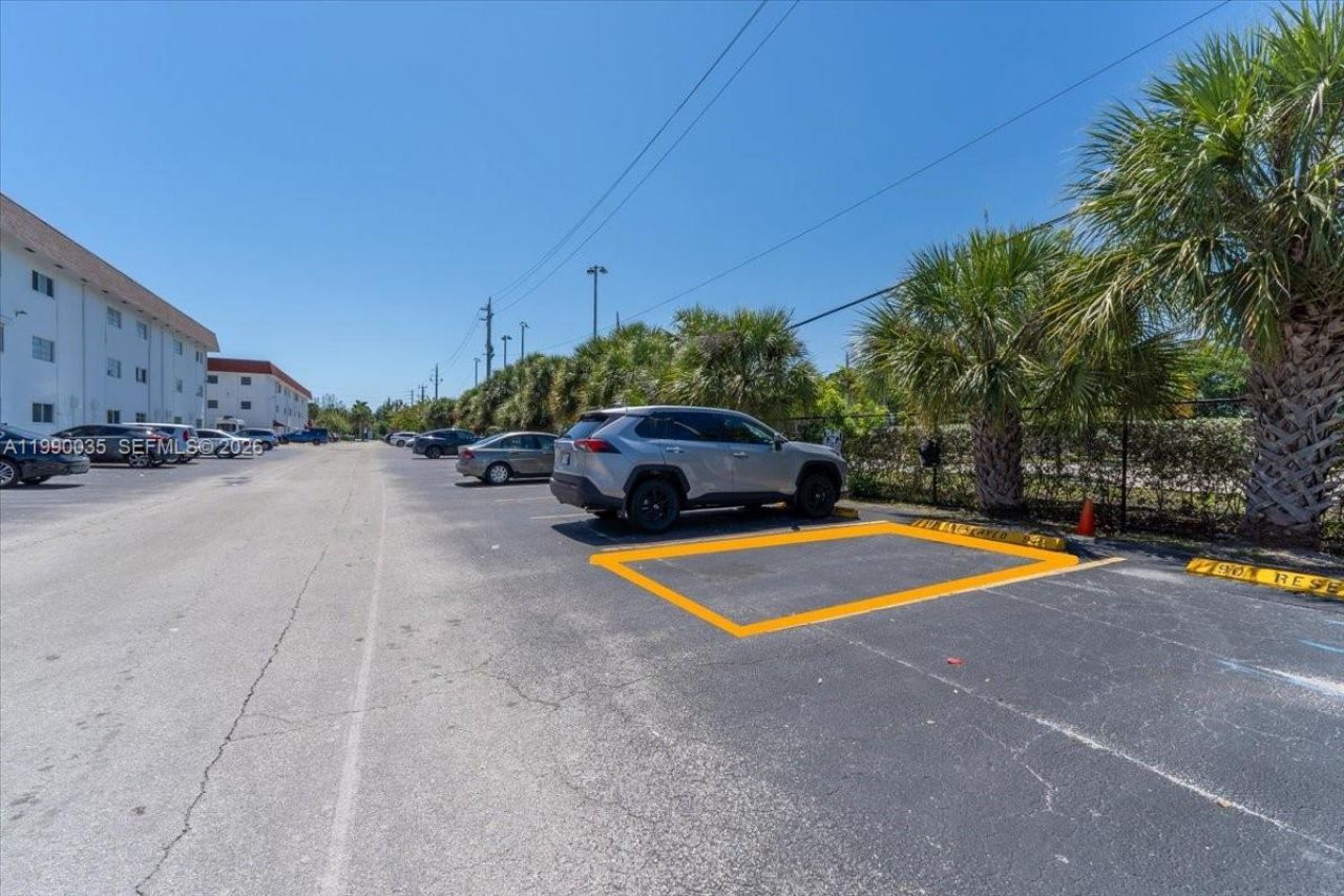 581 Blue Heron Dr, Unit 205-B, Hallandale Beach, FL 33009 Photo