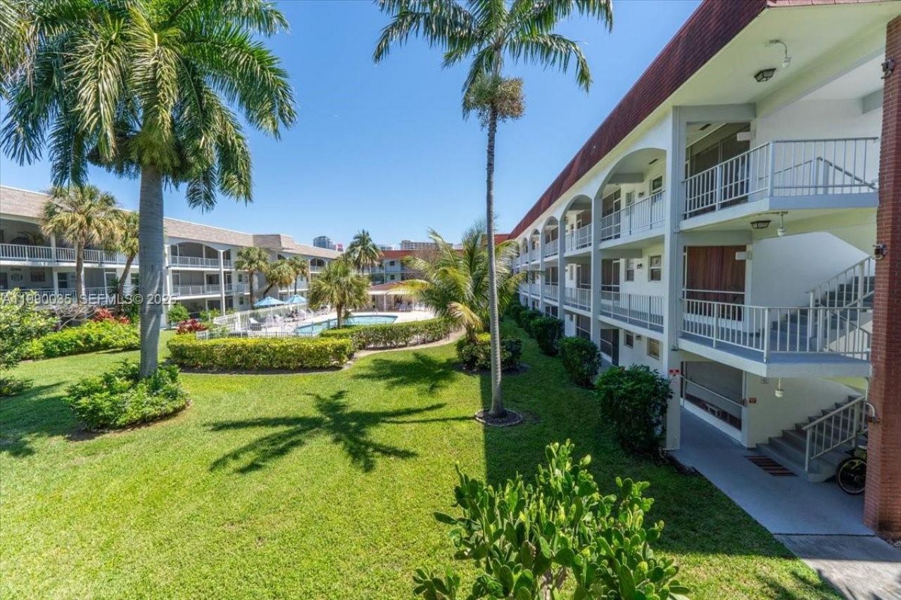 581 Blue Heron Dr, Unit 205-B, Hallandale Beach, FL 33009 Photo