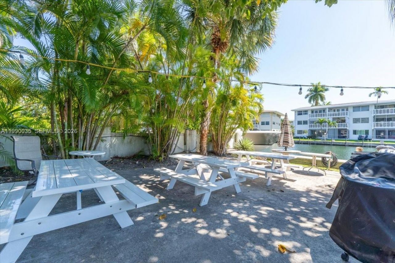 581 Blue Heron Dr, Unit 205-B, Hallandale Beach, FL 33009 Photo