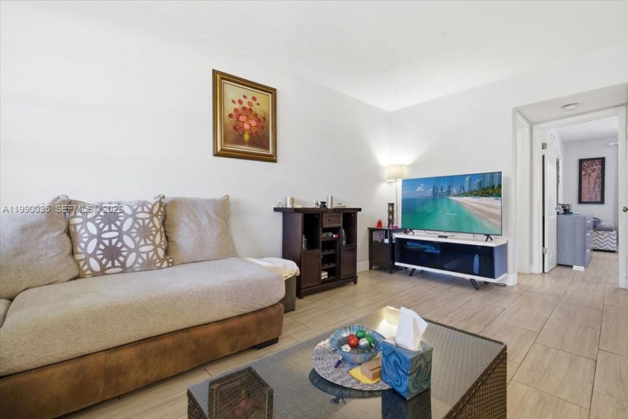 581 Blue Heron Dr, Unit 205-B, Hallandale Beach, FL 33009 Photo