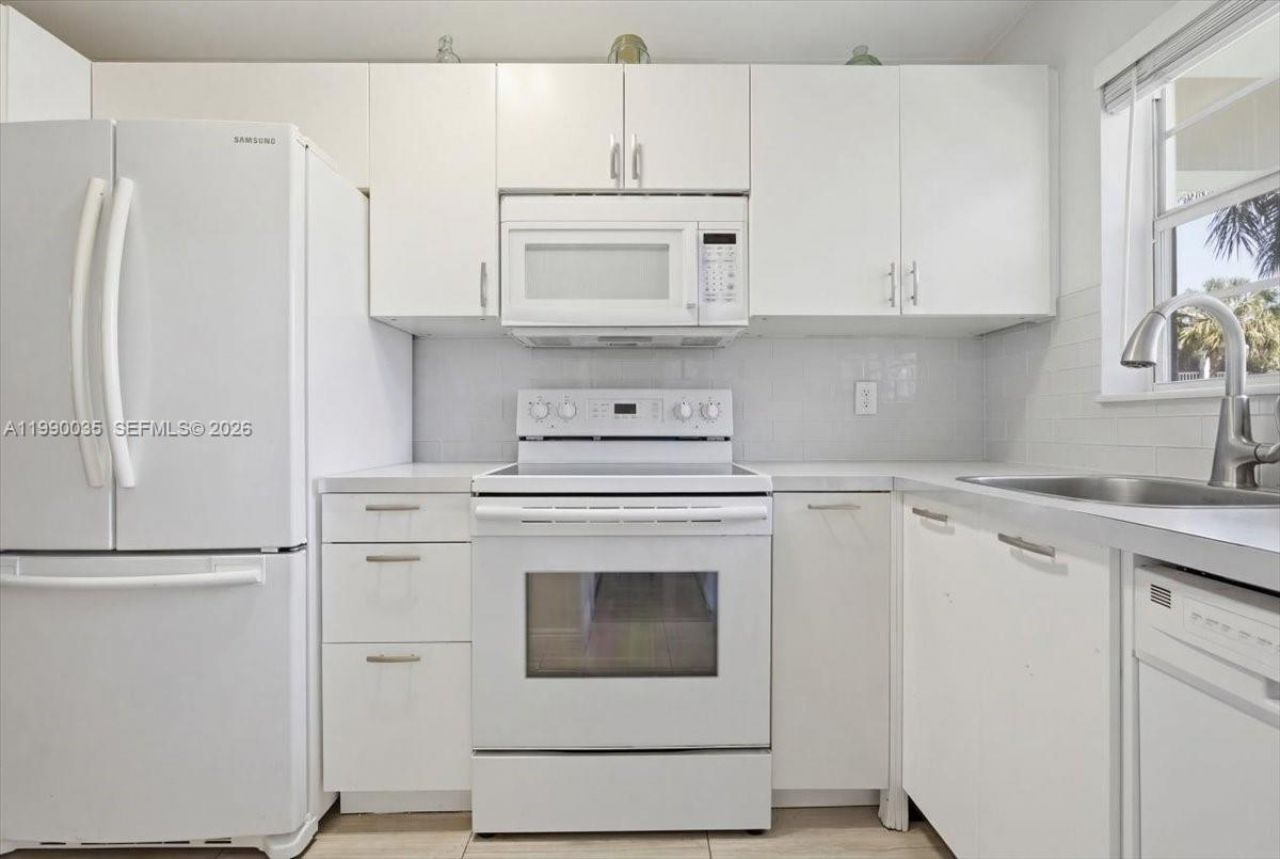 581 Blue Heron Dr, Unit 205-B, Hallandale Beach, FL 33009 Photo