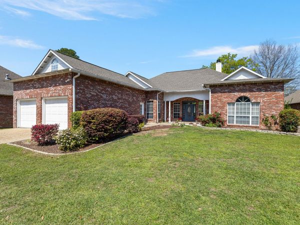 29 Stones Throw Dr., Hattiesburg, MS 39402