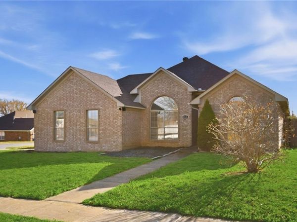 601 Glasgow Lane , Bentonville, AR 72712