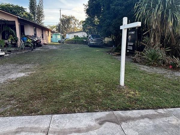 000 Douglas St , Hollywood, FL 33020