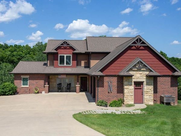 15261 WOOD VALE Court, Peosta, IA 52068