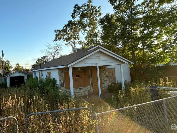 211 E Harding Avenue, Bakersfield, CA 93308