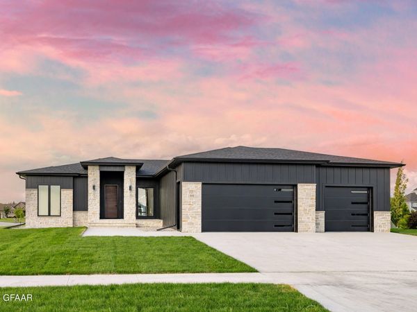 99 EDGEWOOD Court , Grand Forks, ND 58201