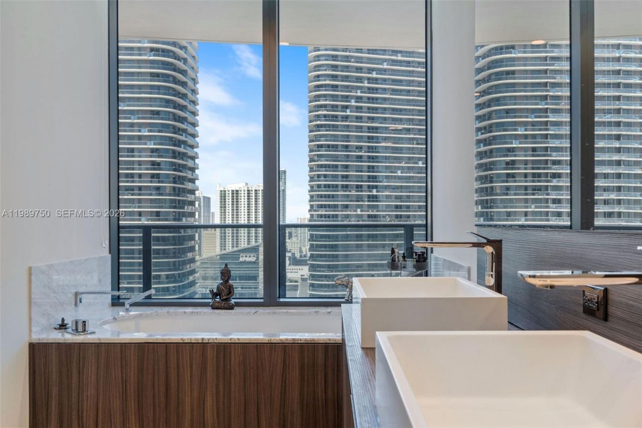 1000 Brickell Plz, Unit 2812, Miami, FL 33131 Photo