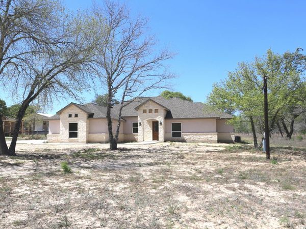 193 Oak Fields Dr, Floresville, TX 78114