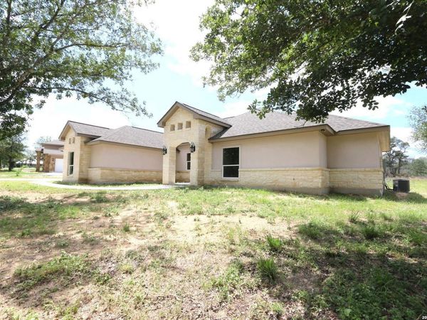 193 Oak Fields Dr, Floresville, TX 78114